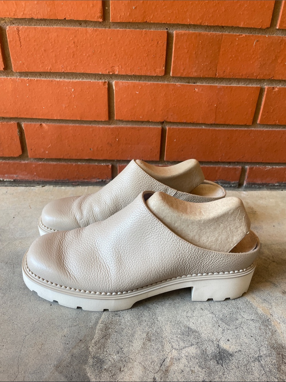 VIONIC Women's FAIRFAX Leather Oatmeal Beige Mules Clogs Size 9.5